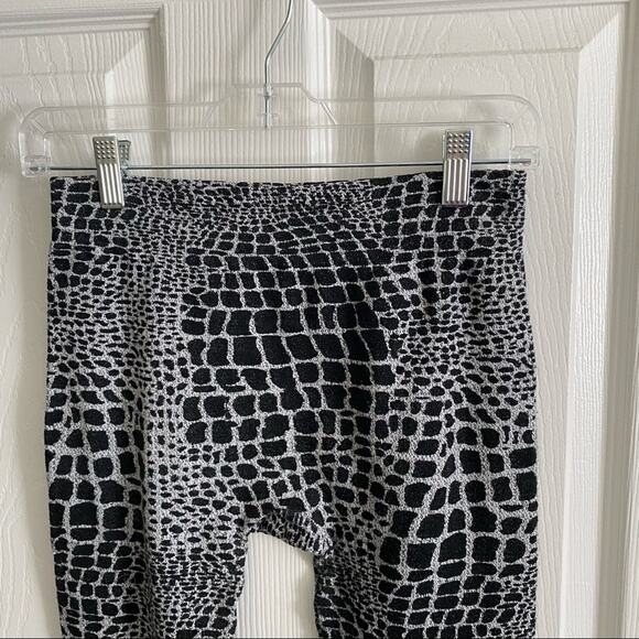 Z Animal Print Crop Leggings / Capris Women's Approx Size Small Black Gray - Picture 2 of 3